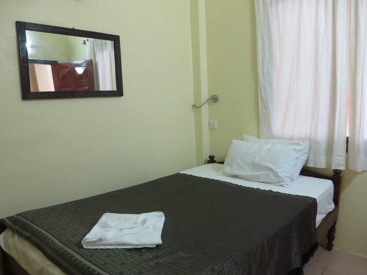 Goldie Guesthouse Phnom Penh Esterno foto