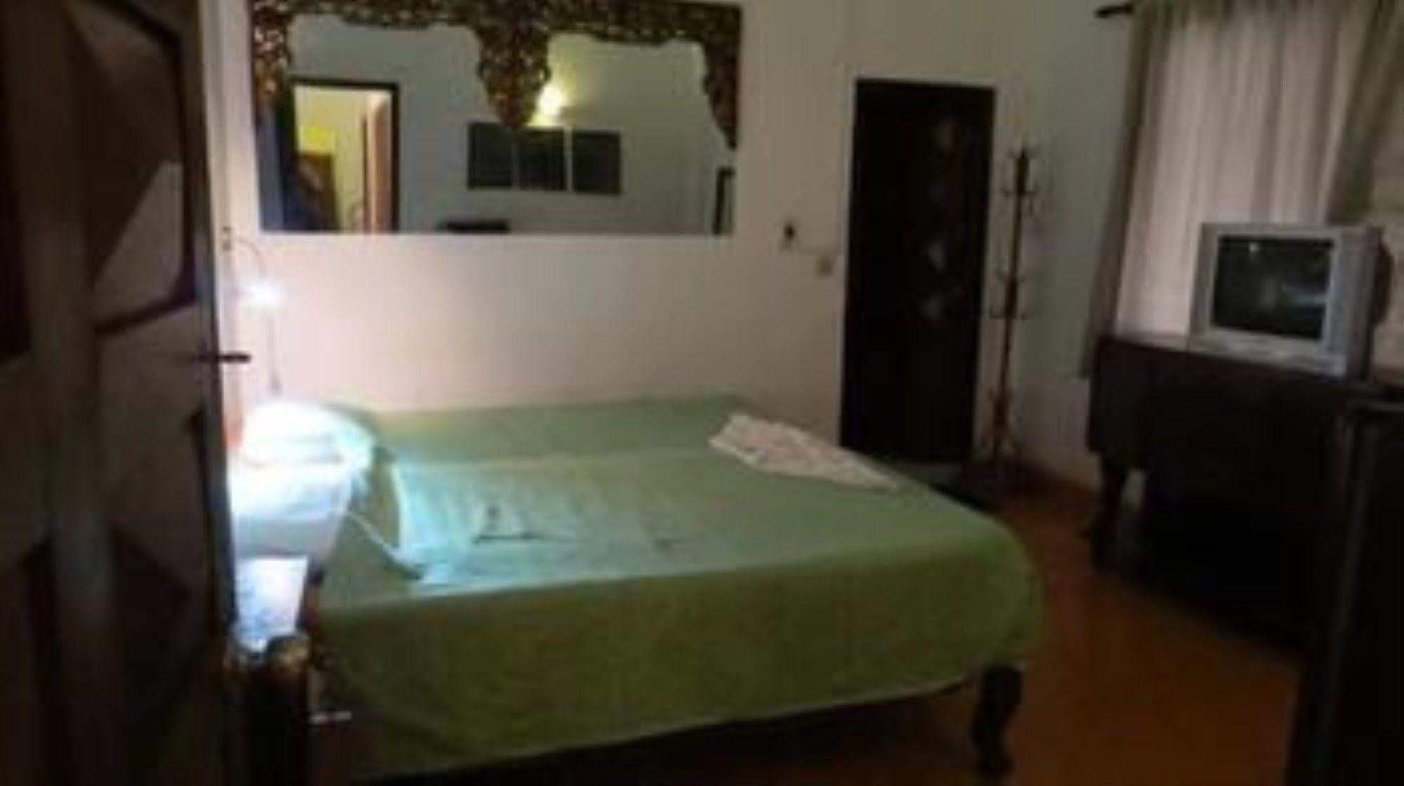 Goldie Guesthouse Phnom Penh Esterno foto