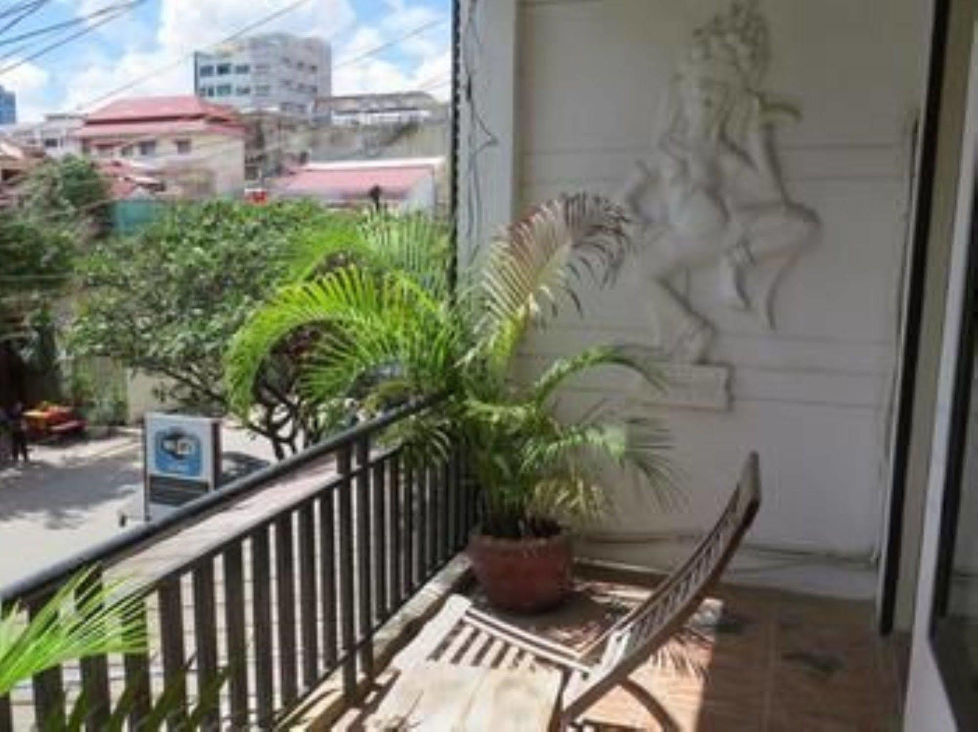 Goldie Guesthouse Phnom Penh Esterno foto